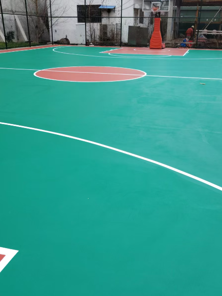 多文镇 球场长期使用易出现地面开裂
